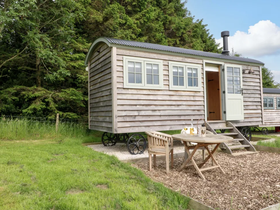 Meadow luxury shepherd retreat at Pike House Escapes